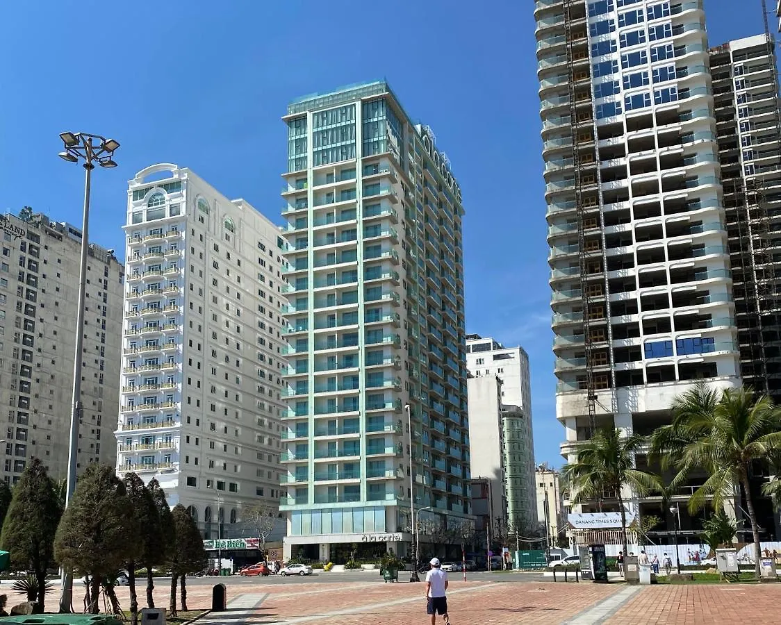 Stunning Apartments Across My Khe Beach ! Rooftop Pool & Gym 다낭 0*,  베트남