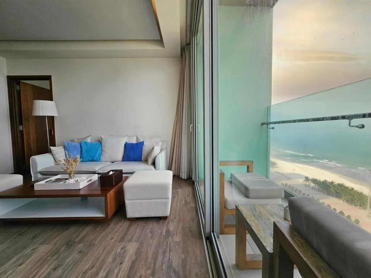 Stunning Apartments Across My Khe Beach ! Rooftop Pool & Gym 다낭